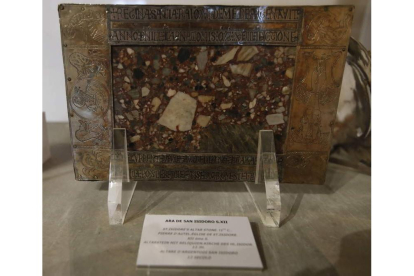 El ara que se identifica como el altar personal de la reina Sancha (1095-1159) en el Museo de San Isidoro de León. RAMIRO