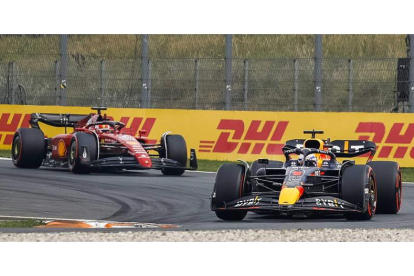 Max Verstappen, por delante de Leclerc en el Gran Premio de los Países Bajos. VAN DER WAL