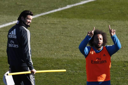 Solari, junto a Marcelo, que atraviesa uno de sus peores momentos en el Madrid. JAVIER LIZÓN