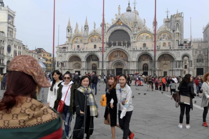 Turistas se hacen fotos frente a la catedral de San Marco, en Venecia, el 20 de octubre.
