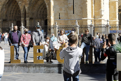 Turistas en la Plaza de Regla, junto a la Catedral. RAMIRO
