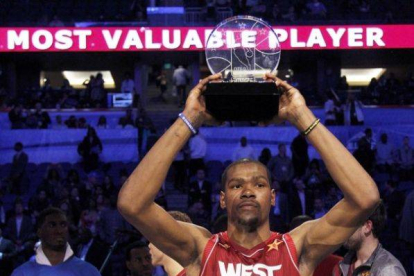 Kevin Durant, de los Thunder, levanta el trofeo que le acredita como Jugador Más Valioso (MVP) del partido.