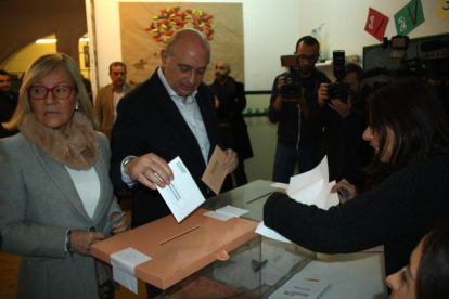 El cabeza de lista del PPC, Jorge Fernández Díaz, deposita su voto en la urna de la escuela Augusta de Barcelona.