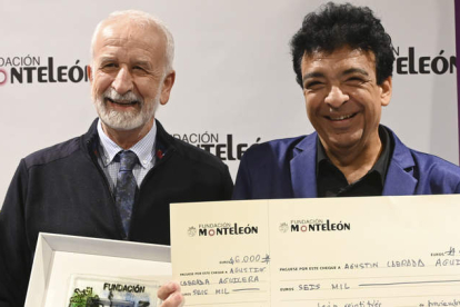 Agustín Labrada, junto a Salvador Gutiérrez, ayer en el Palacio del Conde Luna, donde se llevó a cabo la entrega del premio. JAVIER CASARES