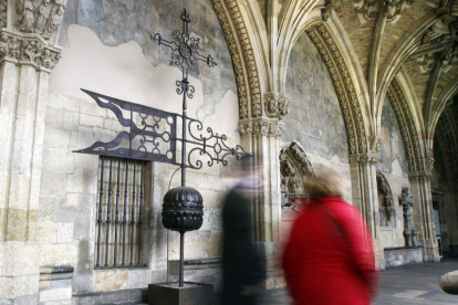 EL ALMACÉN DE LOS 'TRASTOS'. En un lateral está varada la veleta, que tiene forma de cruz y podría ser del siglo XVII. En 1911, un vendaval hizo peligrar la veleta, que mide cuatro metros. Guardaba un secreto en el interior de la bola: una plegaria dirigida al arcángel san Miguel para que proteja el edificio contra los rayos. En 1941, un vendaval tiraba la veleta. En el claustro también hay dos chapiteles, estelas funerarias y la ‘armadura’ de piedra de un rosetón.