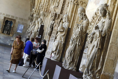 LAS ESTATUAS HUIDAS. Las 23 estatuas apeadas de la fachada principal de la Catedral, debido a su mal estado de conservación, encontraron  acomodo ‘temporal’ en el claustro, donde llevan ya trece años. La Junta de Castilla y León y el Cabildo discrepan sobre su destino final. Tampoco han resuelto si colocarán replicas en la fachada. Tendrán que ser livianas, debido a los problemas que sufre el triple pórtico.