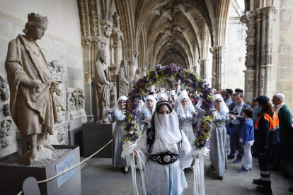 REFUGIO DE LAS CANTADERAS. La fiesta de las Cantaderas conmemora la victoria cristiana en la Batalla de Clavijo y la liberación del legendario tributo de las cien doncellas, que los reyes leoneses pagaban anualmente
a los califas musulmanes. Las jóvenes, ataviadas
a la usanza medieval, bailan por el claustro precedidas por la sotadera, mujer mora que porta
un arco floral y era la encargada de instruirlas
en las costumbres árabes.