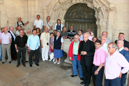 LA PILA DE LOS 30.000 BAUTISMOS. En 2011, la Diputación de León entregaba a la Catedral una gran pila bautismal. Se colocó en el claustro. Desde 1793, cuando se abrió el hospicio, más de 30.000 niños fueron bautizados en ella. Algunos de ellos se reencontraron el día de la colocación de la pila. Los funcionarios les solían poner a los niños de apellido Expósito o Fidalgo, pero las monjas elegían casi siempre Blanco, por ser el color de la inocencia.