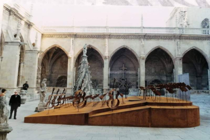 SALA DE EXPOSICIONES. En octubre de 1993 el artista leonés Juan Carlos Uriarte convertía por primera vez el claustro de la Catedral en una sala de exposiciones, coincidiendo con el décimo aniversario del Festival de Órgano. La muestra incluía 28 cuadros y un gran grupo escultórico (en la foto): una rampa de diez metros, con forma de piano de cola y sobre él los instrumentos de una orquesta.