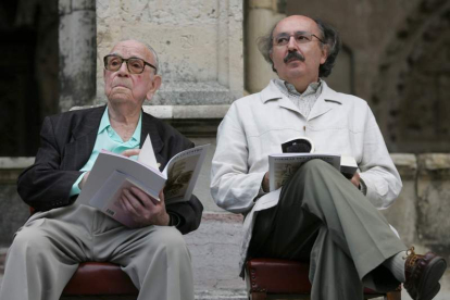 POEMAS EN EL CLAUSTRO. Es un clásico de las fiestas de San Juan y San Pedro. Este año regresó al claustro de la Catedral de la mano de Antonio Gamoneda y Pilar Pallarés. En este ciclo poético han participado escritores como Antonio Colinas, Victoriano Crémer, Antonio Pereira, Hilario Tundidor, Luis Antonio de Villena, José Luis Puerto, Luis García Montero, José Hierro, Carlos Bousoño o Gimferrer.