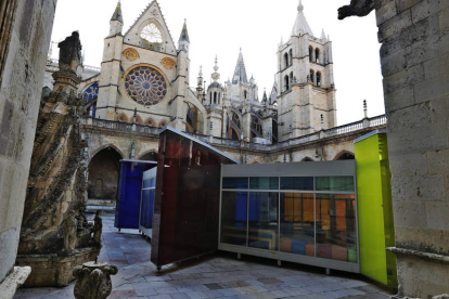 KIOSCO DIDÁCTICO. La Junta colocó en el año 2010 en el claustro un kiosco, donde explicaban la restauración de las vidrieras. Costó 100.000 euros. Ocho años y 200.000 visitantes después, el cubo de metacrilato era retirado. Lo cierto es que, pese a su carácter didáctico, impedía la visión completa del claustro y complicaba ceremonias como la de las Cantaderas.