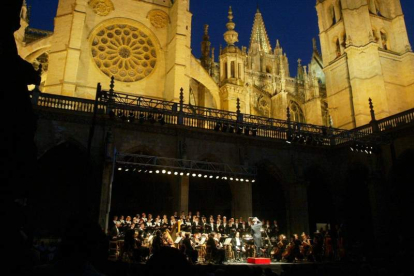 EMULANDO A LA SCALA DE MILÁN. El claustro de la Catedral ha servido también de magno escenario a numerosos conciertos de música clásica y óperas. En el año 2004, por ejemplo, la Ópera Internacional Concerlírica ofreció su versión de ‘Carmina Burana’, de Carl Orff. En 1998 se puso en escena ‘Cavallería Rusticana’. Amancio Prada presentó aquí su disco ‘Emboscados’.