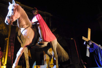 TEATRO ‘ECUESTRE’. El grupo teatral Arpegio puso en escena varios años autos sacramentales sobre la Pasión de Cristo, con más de 80 actores y soldados  romanos a caballo. La compañía Nao D’Amores representó aquí ‘El Cristo de los gascones’ en 2016, también se han puesto en escena obras como ‘El lindo don Diego’, ‘Los Herrera’ o ‘La comedia de las ilusiones’.