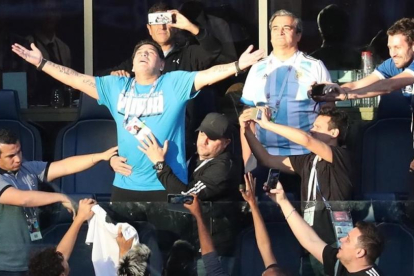 Diego Armando Maradona, rodeado de periodistas argentino, pide a la hinchada albiceleste que anime a Argentina.