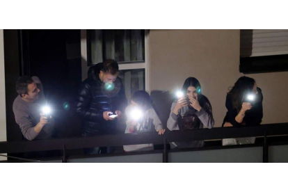 Los italianos que llevan confinados desde el 7 de marzo, ayer en los balcones de sus casas en Turín.