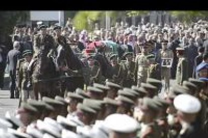 El club militar Al Galaa de El Cairo acogió los funerales de Yaser Arafat. El féretro del «rais» fue trasladado en un vehículo fúnebre desde el hospital Al Galaa hasta la mezquita situada en el mismo recinto.