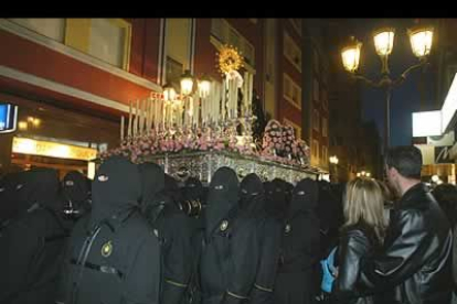 Los pasos elegidos para la procesión del Dolor de Nuestra Madre fueron la Virgen de Angustias, la Soledad y la Virgen de las Lágrimas.