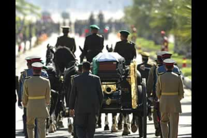 La cureña tirada por seis caballos negros comenzó a desfilar entre himnos militares, escoltado por la guardia nacional, y seguido por las delegaciones internacionales llegadas a El Cairo para rendir a Arafat su último tributo.