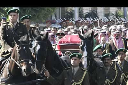 Un militar portó un panel en el que relucían las medallas militares ganadas por Arafat durante su legendaria vida.