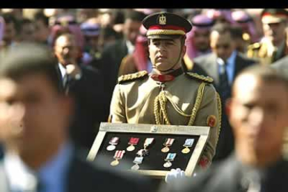 Un militar portó un panel en el que relucían las medallas militares ganadas por Arafat durante su legendaria vida.