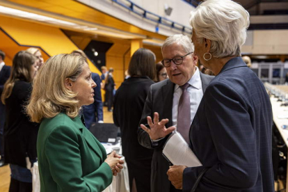 Calviño, Klaus Redling y Lagarde conversan ayer, en la reunión en Praga. MARTIN DIVISEK