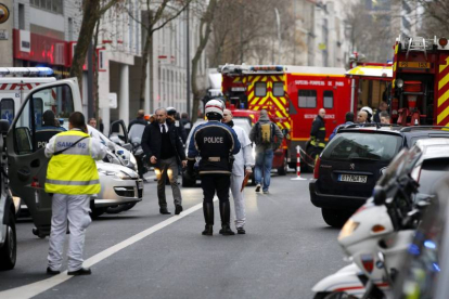 Policías y miembros de los servicios de emergencia congregados en el lugar tras el tiroteo registrado en Mntrouge, al sur de París (Francia) hoy.