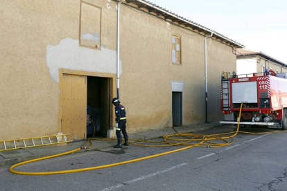 Intervención de los bomberos de León en San Román de la Vega. FERNANDO OTERO