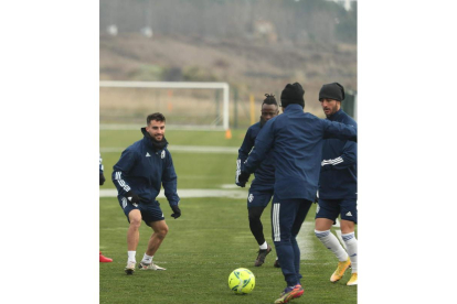 La Deportiva se ejercitó ayer preparando el partido frente al Girona del próximo lunes. L. DE LA MATA
