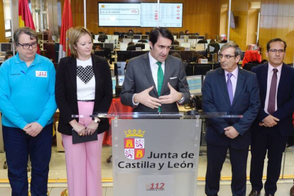El consejero de Fomento y Medio Ambiente de Castilla y León, Juan Carlos Suárez-Quiñones (c), presenta en rueda el balance del 1112. NACHO GALLEGO
