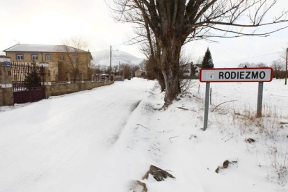 La entrada a Rodiezmo, cubierta por la nieve | Norberto