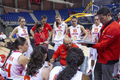 El entrenador de la selección española, Lucas Mondelo (c), da instrucciones a sus jugadoras.