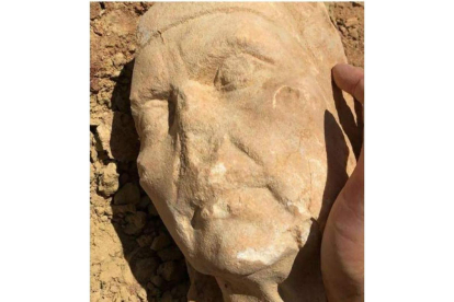 El busto supuestamente egipcio encontrado por la cantante India Martínez. TWITTER