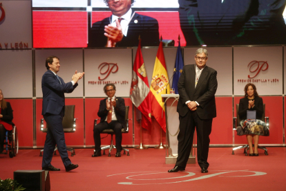 Mañueco aplaude al escritor Juan Manuel de Prada, premio de Castilla y León en la categoría de las Letras.  FERNANDO OTERO PERANDONES