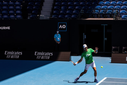Djokovic durante una sesión de entrenamiento en Melbourne. EFE
