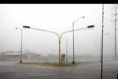 Árboles caídos, cortes de agua y luz y calles inundadas es el paisaje desolador que ofrece Cancún tras el paso de «Wilma».