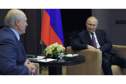 Lukashenko con Putin, durante su reunión en la ciudad balneario de Sochi. MIKHAEL KLIMENTYEV