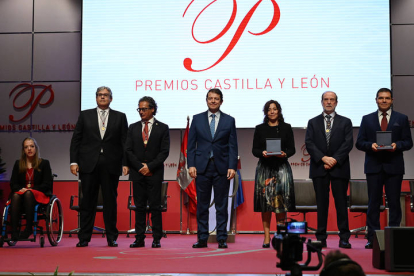 Foto de familia de Mañueco con todos los premiados. FERNANDO OTERO PERANDONES