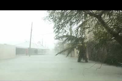 La turística ciudad ha quedado destrozada y anegada por los fuertes vientos y lluvias.