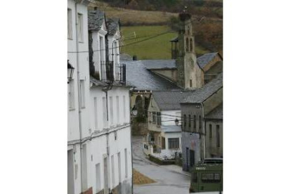 Imagen de una de las calles de Noceda del Bierzo con la iglesia al fondo