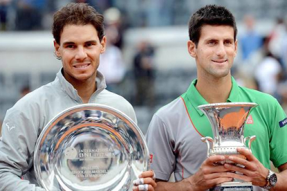 Rafael Nadal y Novak Djokovic, finalista y ganador del torneo de Roma, con sus respectivos trofeos.