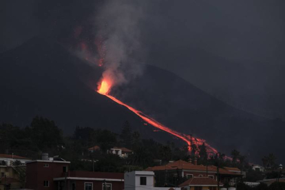 Tras un día relativamente en calma, la erupción volcánica de La Palma ha empezado a lanzar lava a gran velocidad y virulencia. ÁNGEL MEDINA