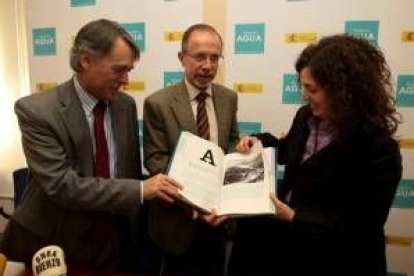 Francisco Álvarez, Jorge Marquínez y Antonia Somoza con el libro
