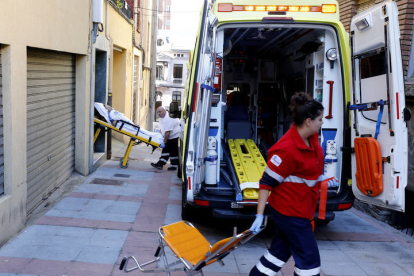 Los servicios de emergencias del 112 atienden a una persona en León. MARCIANO PÉREZ