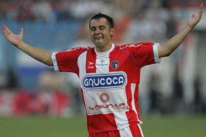 Fran celebró así el gol que dio a la Deportiva el primer ascenso a Segunda. L. DE LA MATA