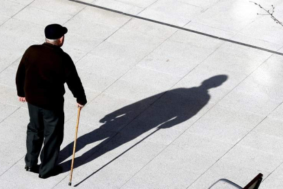 La edad media para retirarse laboralmente en España es a los 64 años cuando legalmente es a los 65 . LUIS TEJIDO