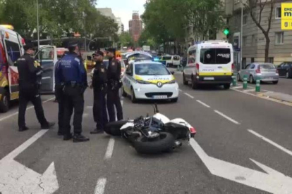 Fallecen los dos ocupantes de una moto tras un accidente con un vehículo en el centro de Madrid.
