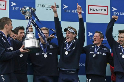 El equipo de la Universidad de Oxford celebra en el podio su victoria ante Cambridge en la tradicional regata del Támesis.