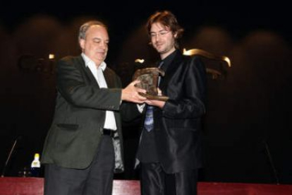 Enrique Vila Matas recibe el Premio Leteo de manos del presidente del club, el poeta Rafael Saravia.