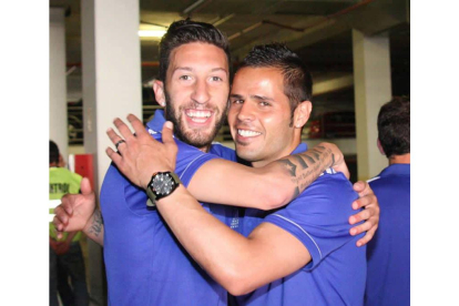 Sergio Rodríguez y Acorán celebran la victoria tras finalizar el encuentro.