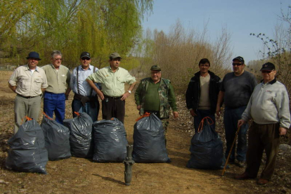 Voluntarios del Club Órbigo, con la basura recogida.